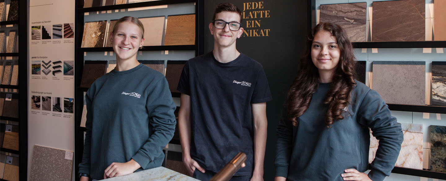 auszubildende-gruppenfoto-lehrlinge-industrie-ausbildung-azubis2025 Auszubildende nebeneinander - Ausbildung zu Bürofachkraft und Naturwerksteinmechaniker