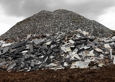 Großer Kiesberg aus verkleinerten Steinen