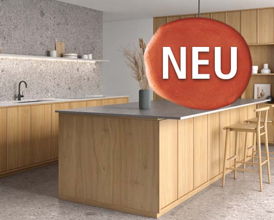 Holzküche mit grauer Arbeitsplatte und großem rotem Neu-Button