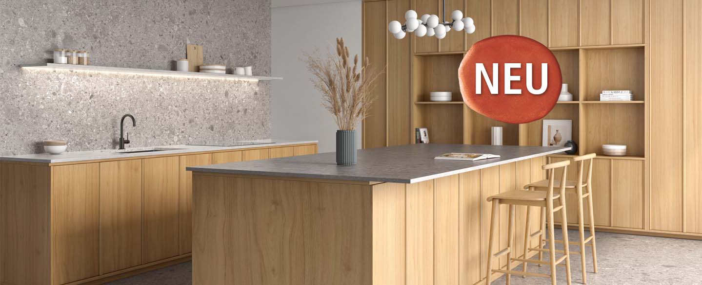 headerbild einer warmen Küche mit Holzmöbeln und Arbeitsplatte und Rückwand aus Keramik Ceppo Grigio