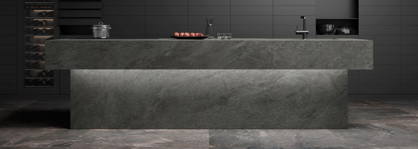 Dunkler Küchenblock mit Struktur aus Keramik pureto Kuro
