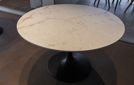 Designtisch in rund mit Tulpen-Tischbein in mattschwarz, pulverbeschichtet