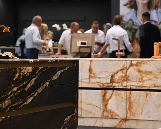 Natursteinkuecheninseln auf Messestand