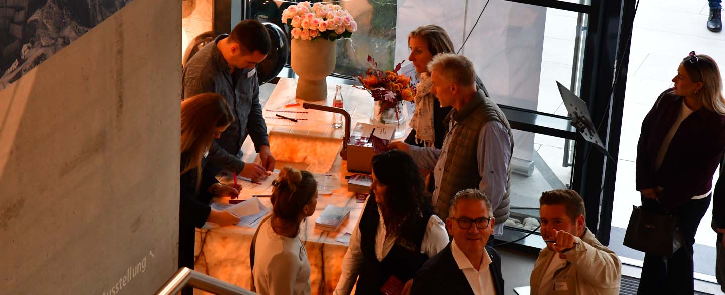 allramseder-treppe-header Menschen, Treppe, Blick in Kamera