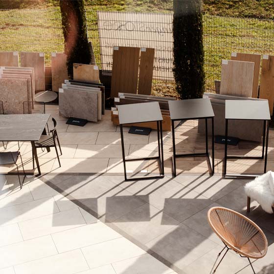 außenausstellung-rasterbild aussenausstellung mit Tischen und Stühlen