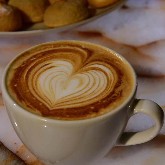 cappuccino-tasse-herz-rasterbild Cappuccino Tasse mit Herz auf Lumix.