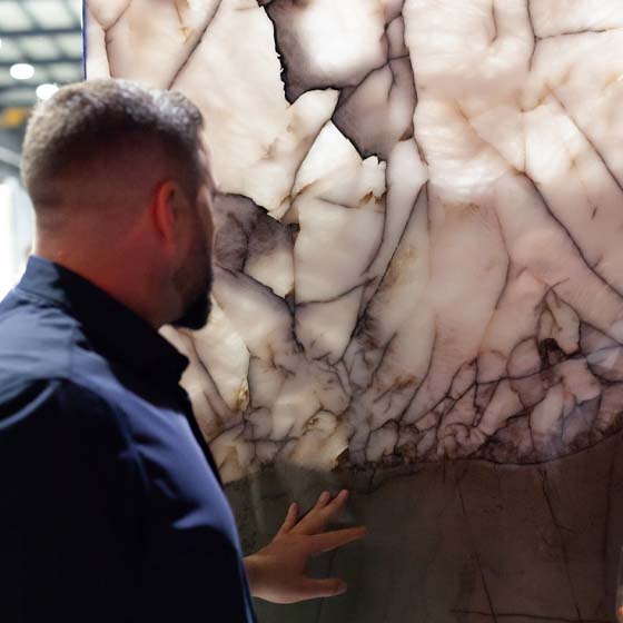 cyril-neuheitengalerie-rasterbild Person präsentiert Natursteinplatte