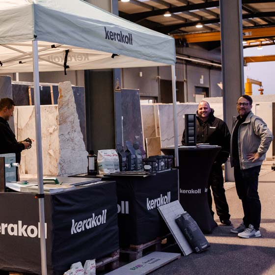 kerakoll-stand-rasterbild Kerakoll Ausstellungsstand, draußen.