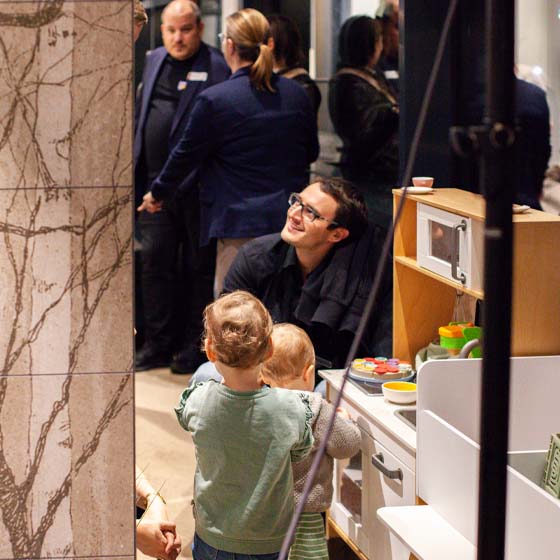 kinder-spielen-rasterbild Kinder stehen vor Spielküche.