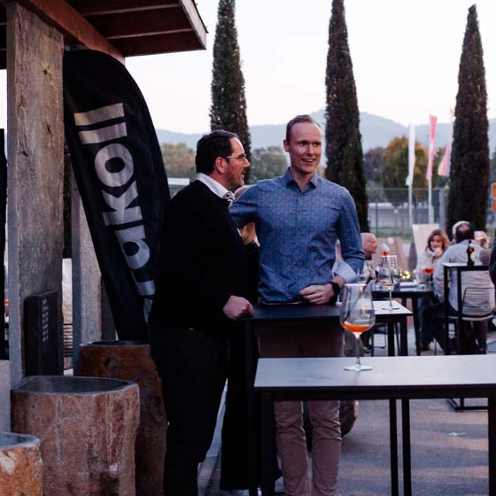 matthias-kerakoll-rasterbild Unterhaltung zwei Personen, Kerakoll