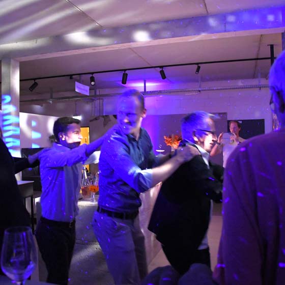 matthias-tanzen-party-rasterbild Menschen die tanzen