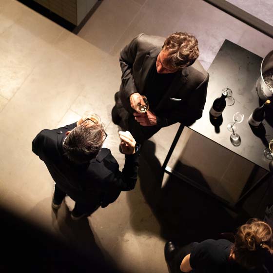 personen-von-oben-runter-rasterbild Unterhaltung mit Wein