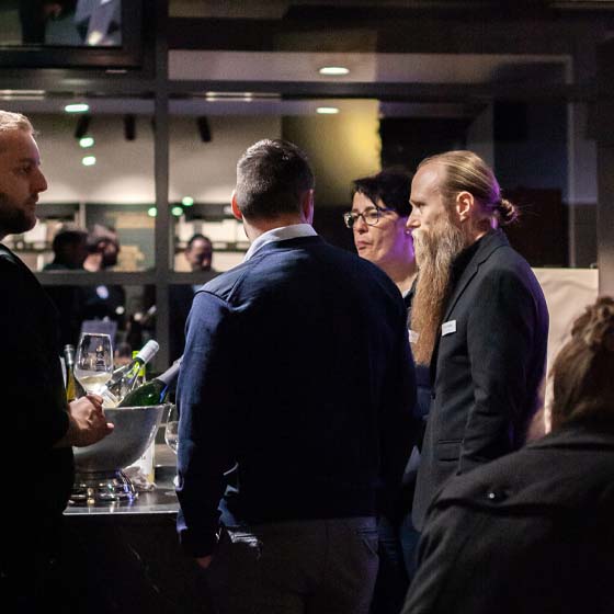 raphael-unterhaltung-im-stehen-rasterbild Raphael Dinger unterhält sich mit Kunden an der Bar.