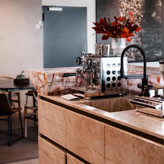 siebträgermachine-rasterbild Siebträgermachine steht auf einer hellen Kücheninsel.