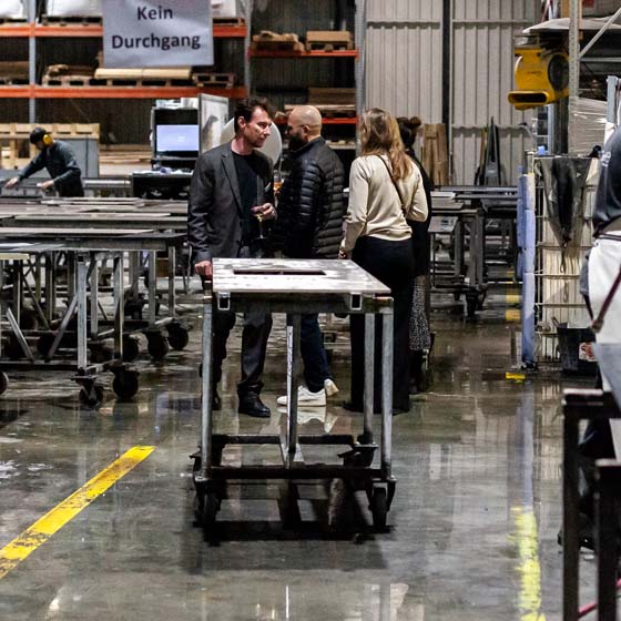 simeon-produktion-rasterbild Simeon Dinger im Gespräch in der Produktion