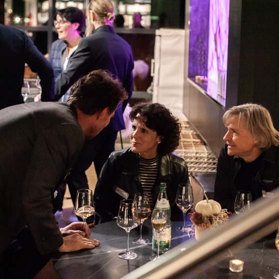 simeon-unterhaltung-tisch-rasterbild Unterhaltung am Tisch mit Geschäftsführer Simeon Dinger.