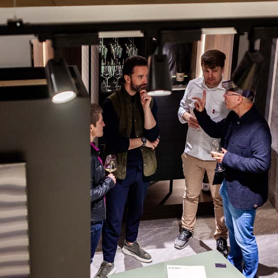 studiohöllental-unterhaltung-rasterbild Ausstellung vom Studio Höllental. Unterhaltung mit Wein.