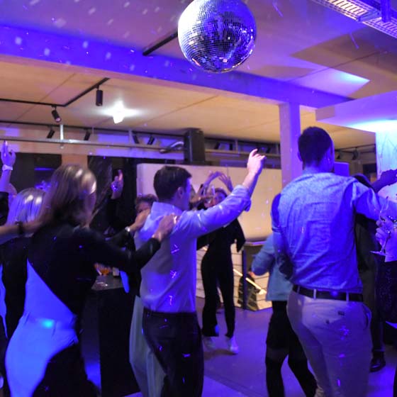 tanzende-menschen-discokugel-rasterbild Tanzende Menschen