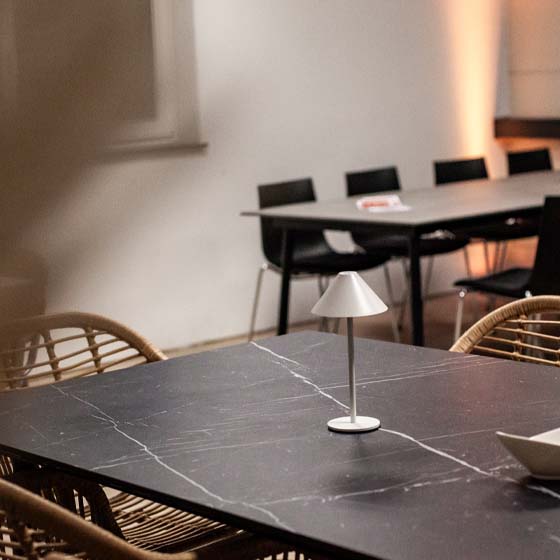 tisch-mit-lampe-rasterbild Tisch mit Lampe