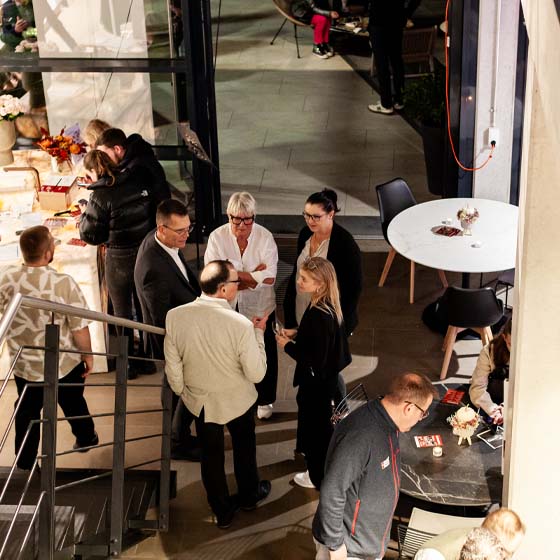 treppenhaus-linda-gespräch-rasterbild Unterhaltung