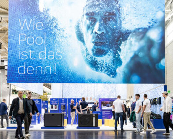 Ein großes Banner auf dem steht : Wie Pool ist das denn