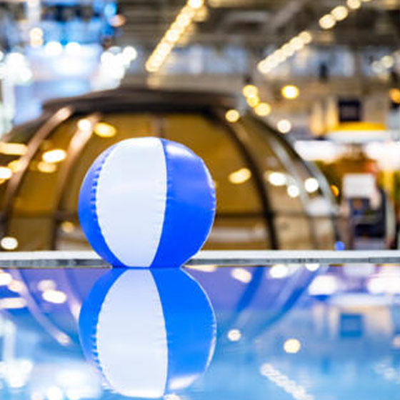 ball_pool Ein Ball schwimmt auf der Wasseroberfläche eines Pools.