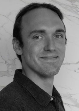 Portraitaufnahme in schwarz-weiß von Mitarbeiter Henry Burger aus dem Vertriebsinnendienst