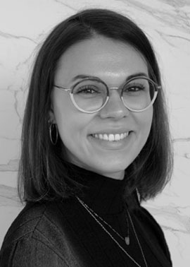 Portraitaufnahme in schwarz-weiß von Mitarbeiter Melanie Feser, Vertriebsinnendienst