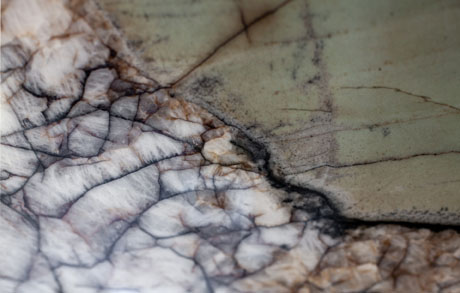 Detailansicht des Quarzits Frozen Alba mit transluzenten Einschlüssen