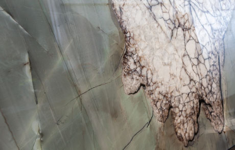 Seitenansicht vom exotischen Naturstein Frozen Alba