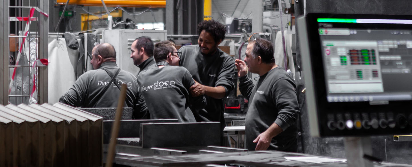 Foto von Produktionsmitarbeitern in der Produktionshalle