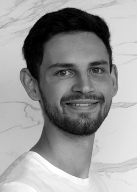 Foto in schwarz-weiß von Mitarbeiter Timo Wirth aus der Abteilung CAD