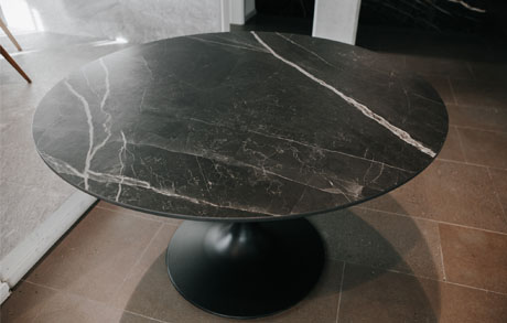 tulip-tulpe-tulpentisch-allblack-nerovelluto-designtisch-keramiktisch Foto von Tisch mit Tulpen-Fuß in mattschwarz und Tischplatte aus Keramik pureto Nero Velluto