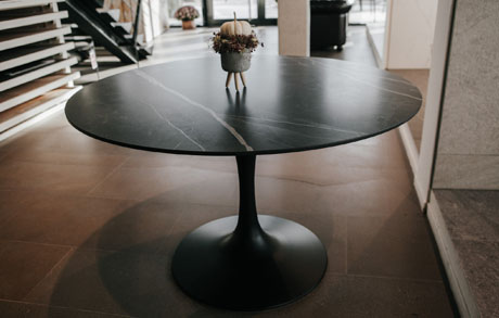 tulip-tulpe-tulpentisch-keramik-nerovelluto-designtisch-keramiktisch Schwarzer runder Tulpentisch mit Keramik-Tischplatte Nero Velluto