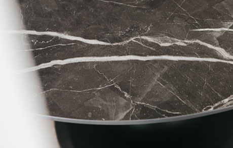 tulip-tulpe-tulpentisch-keramik-nerovelluto-fase-detailfoto-keramiktisch Detailfoto von Maserung der Keramik pureto Nero Velluto
