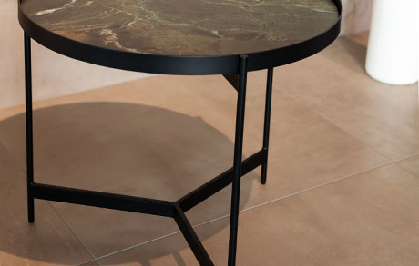 coffeetable-beistelltisch-couchtisch-keramiktischplatte-manausgreen Detailfoto von Coffeetable in mattschwarz mit runder Keramiktischplatte aus Manaus Green