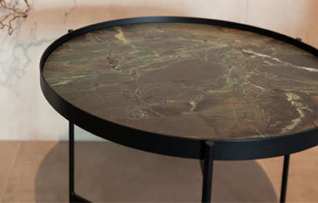 coffeetable-beistelltisch-modern-couchtisch-keramiktischplatte-manausgreen-detail Detailfoto von Coffeetable in mattschwarz mit runder Keramiktischplatte aus Manaus Green