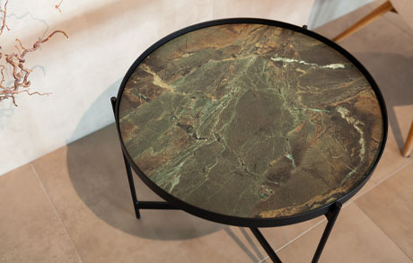 coffeetable-beistelltisch-modern-couchtisch-keramiktischplatte-manausgreen Kleiner Beistelltisch / Coffeetable in mattschwarz mit runder Keramiktischplatte aus Manaus Green