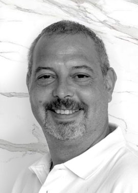 nuri-oguz-web Mitarbeiter Nuri Oguz in schwarz-weiß