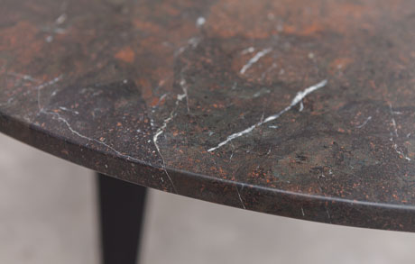 sambabrown-natursteintisch-flachstahltischbeine-natursteintischplatte-detail-kante Detailaufnahme von Tischkante aus Naturstein Samba Brown