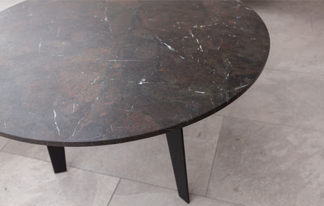 sambabrown-natursteintisch-flachstahltischbeine-natursteintischplatte Natursteintischplatte aus Samba Brown