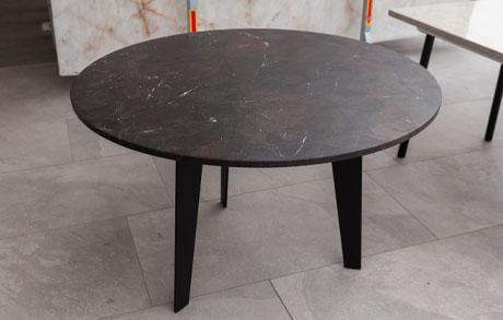 sambabrown-rund-natursteintisch-flachstahltischbeine-natursteintischplatte Samba Brown Tischplatte aus Naturstein mit mattschwarzem Flachstahl-Tischbeinen