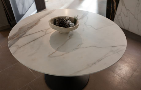 tulip-tulpe-tulpentisch-pureto-marmopalazzo-marmoroptik-outlettisch-keramiktisch Runder Tisch mit mattschwarzem Tulpenfuß und Keramiktischplatte Marmo Palazzo