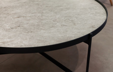 coffeetable-schwarz-keramik-pureto-mahalbeach-detail Detailfoto von Coffeetable mit Keramiktischplatte Mahal Beach