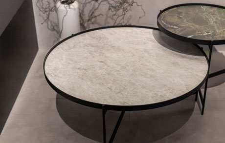 coffeetable-schwarz-keramik-pureto-mahalbeach-rund Coffeetable in rund mit schwarzem Gestell und Tischplatte aus Keramik pureto Mahal Beach