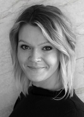 kathrin-volk-mitarbeiterin-verwaltung-zentrale-empfang Portraitfoto on schwarz-weiß von Mitarbeiterin Kathrin Volk, Zentrale / Empfang