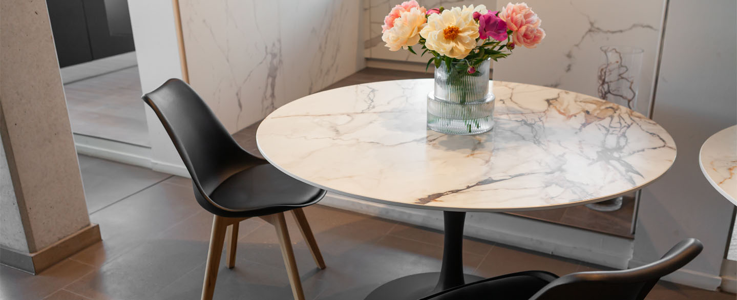 keramiktisch-tuliptisch-rund-marmoriert Runder Tisch mit schwarzem Tulpengestell und Keramiktischplatte, marmoriert