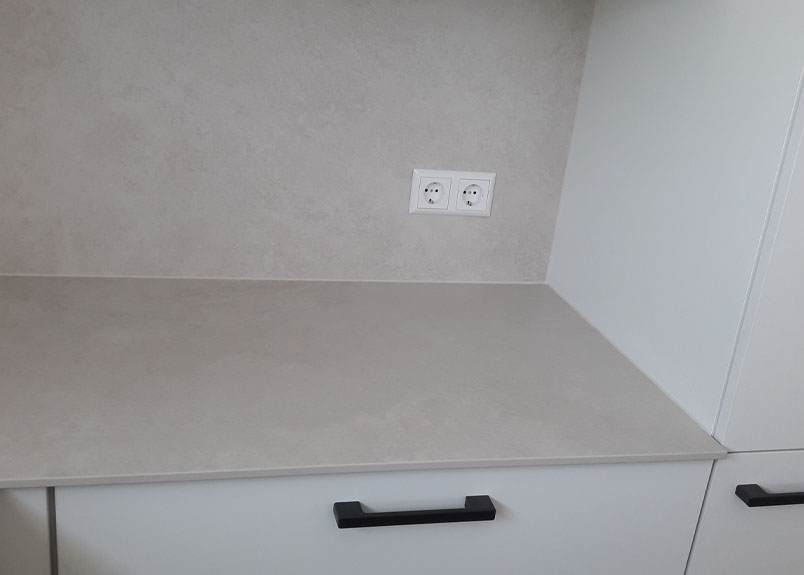 Kuechenzeile und Rückwand aus Keramik in pureto Concreto Beach