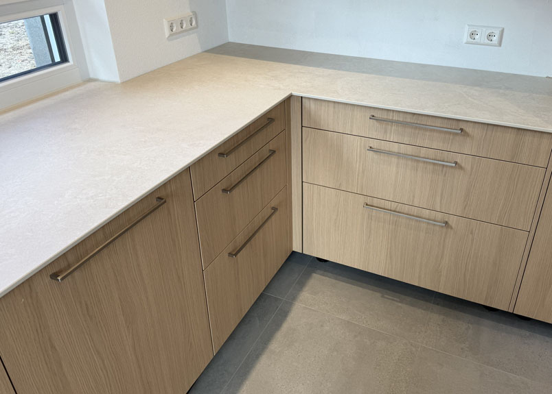 kuechenarbeitsplatte in hellbeige aus keramik pureto concreto beach