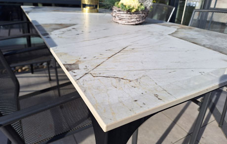 pico-keramiktisch-pureto-marmopatagonia-outdoortisch-outlettisch-detail Detailfoto von Outdoor-Esstisch mit Keramiktischplatte aus pureto Marmo Patagonia und Pico-Tischgestell
